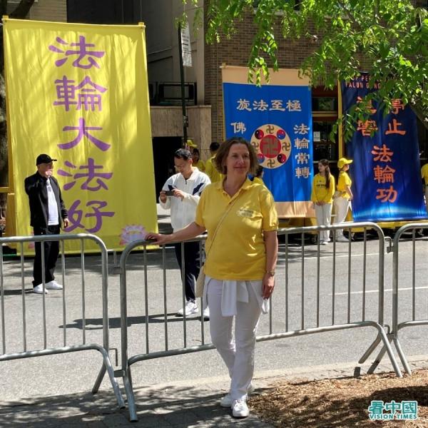 南希 • 麦克唐奈(Nancy Mcdonnell)来自德国,在纽约一家公司工作。(看中国摄影:張正)