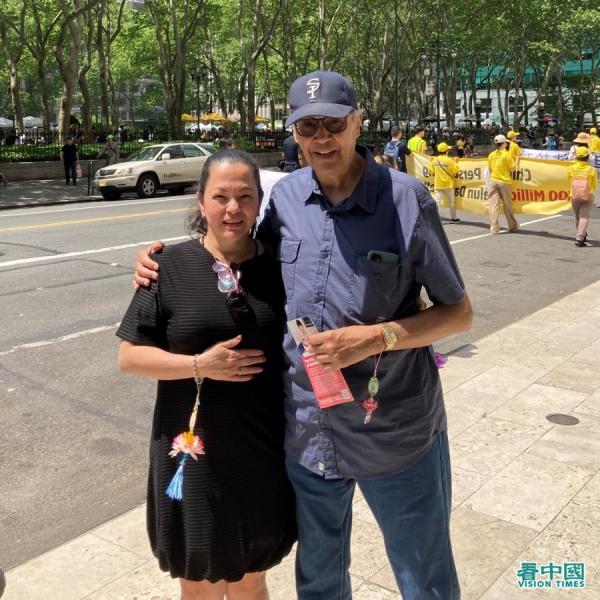 埃德温 • 坎克埃尔(Edwin Cancel)与太太一起观赏游行(看中国摄影:張正)