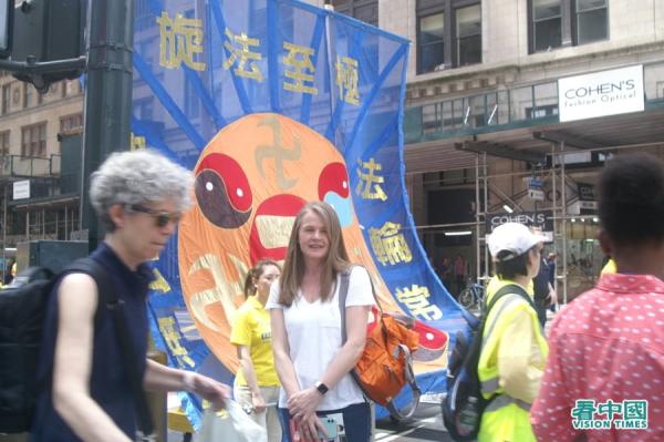 乔安 • 娜惠丽(Joanna Whalley)来自英国,是一名古董收藏和经销商。(看中国摄影:張正)