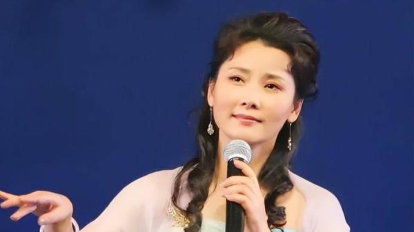 近日,中国越剧演员、影视名家何赛飞的这番话催人泪下,火速冲上热搜第一。(图片来源:网络图片)