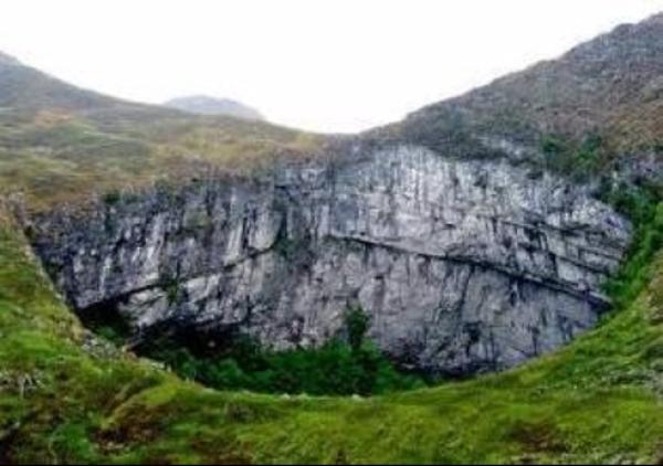 天坑,贵州省平塘县黔南。(图片来源: 作家 宏铎)