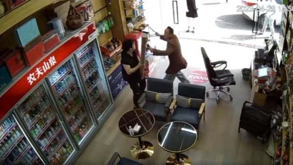 重庆一名农管当街持刀砍伤人。(图片来源:视频截图)