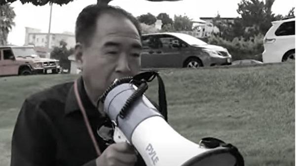 2023年5月26日,中共特工陈军因涉嫌参与对法轮功的跨国迫害而被美国司法部逮捕。图为2019年9月16日陈军手持喇叭威胁异见华人 “ 回不了中国 ”。(网络视频截图)