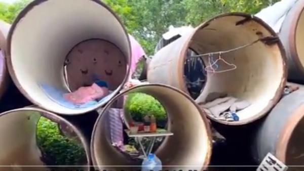 一群打工人住在管道里。（视频截图）