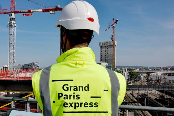 2023年5月30日,一名工人俯视巴黎北部圣丹尼斯•普莱耶(Saint-Denis Pleyel)大巴黎快车站的施工现场。(GEOFFROY VAN DER HASSELT/AFP via Getty Images)