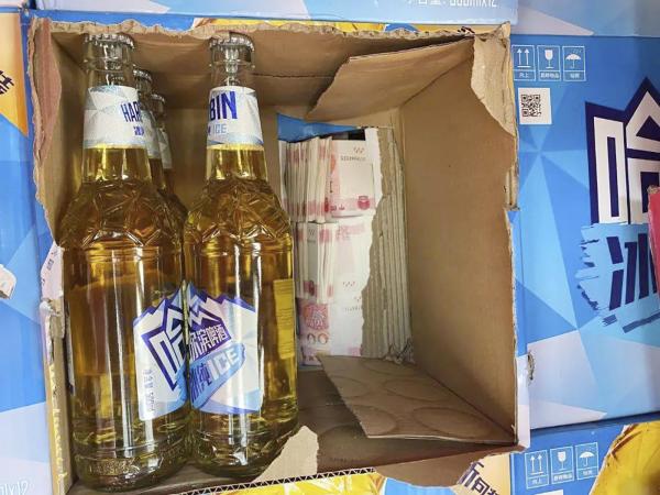 6月8日,昆明海关查验啤酒箱发现1399万元现金。
