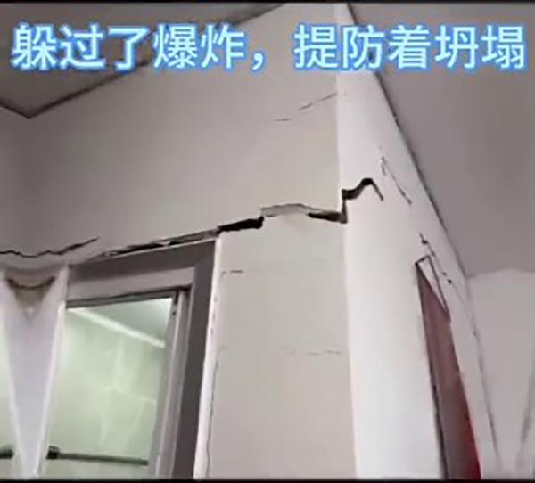 2023年6月7日网友爆料，烟台高新区常青藤小区也发生地陷。（视频截图）