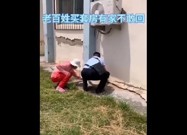 2023年6月7日网友爆料，烟台高新区常青藤小区也发生地陷。（视频截图）