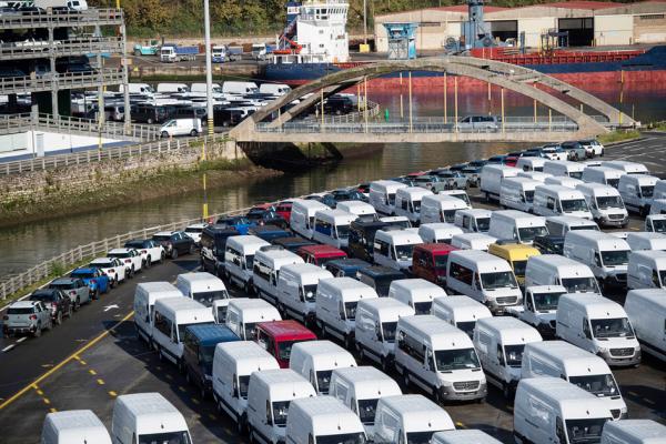 西班牙一港口等待装运的新制造车辆(ANDER GILLENEA/AFP via Getty Images)