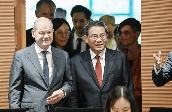 2023年6月20日在柏林总理府,德总理肖尔茨(左)和中国总理李强进入会议室参加德中经济磋商。(TOBIAS SCHWARZ/AFP via Getty Images)