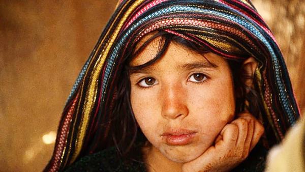 阿富汗赫拉特郊区难民营内一名流离失所的女孩(HOSHANG HASHIMI/AFP via Getty Images)