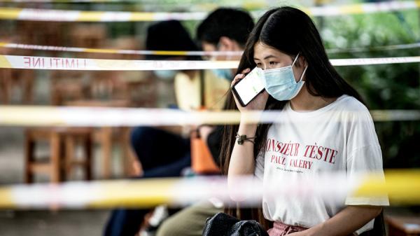 一名大学生准备进入正规的大学校园领取毕业证书(图片来源:Getty Images)