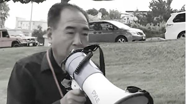 5月26日,中共特工陈军因涉嫌参与对法轮功的跨国迫害而被美国司法部逮捕。图为2019年9月16日,陈军手持喇叭威胁异见华人。(网络视频截图)