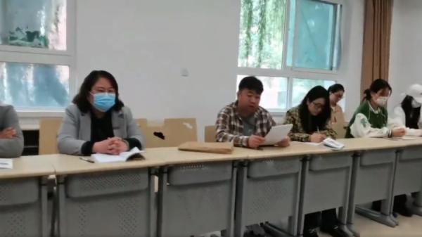 西安翻译学院宣读对学生的处分决定。(图片来源:视频截图)