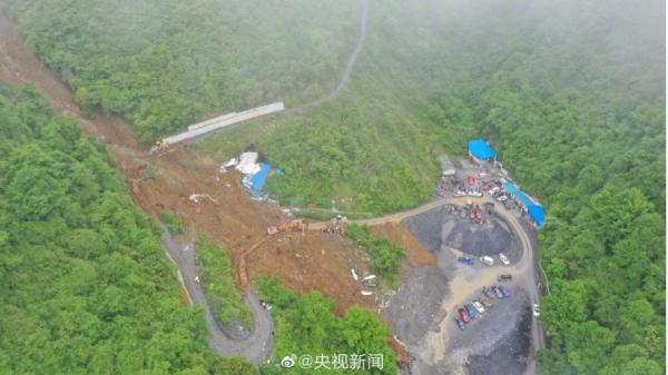 四川省乐山市金口河区永胜乡鹿儿坪国有林场附近发生高位山体垮塌,相关事件引发民间质疑。(图片来源:微博截图)