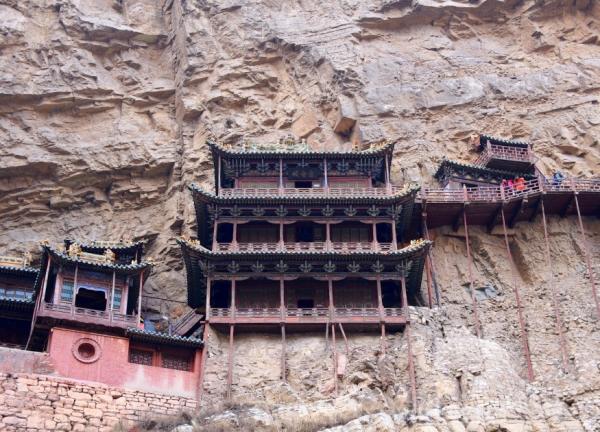 寺庙高于山下河谷90多米。