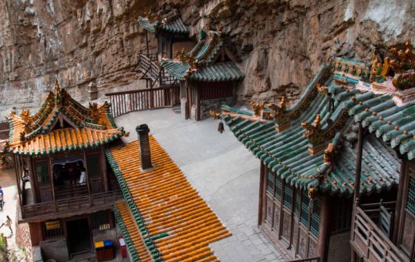 悬空而实在,高危而安定。