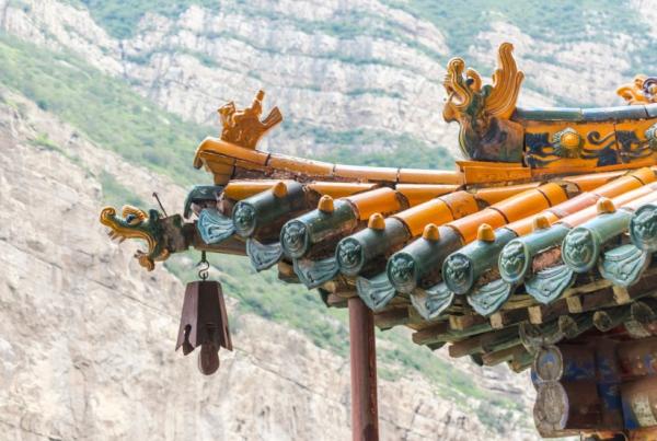 不动如山的庄重安稳。