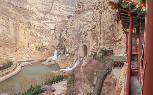 悬空寺选址奇妙,处于深山峡谷的一个小盆地内。