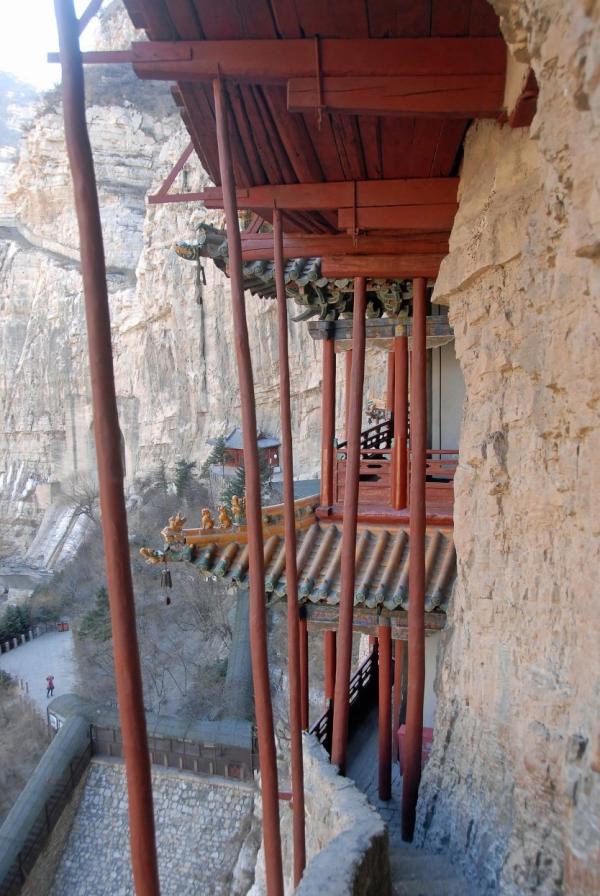悬空寺殿阁共有40间,外貌惊险、奇特、壮观,属建筑史上的奇迹。