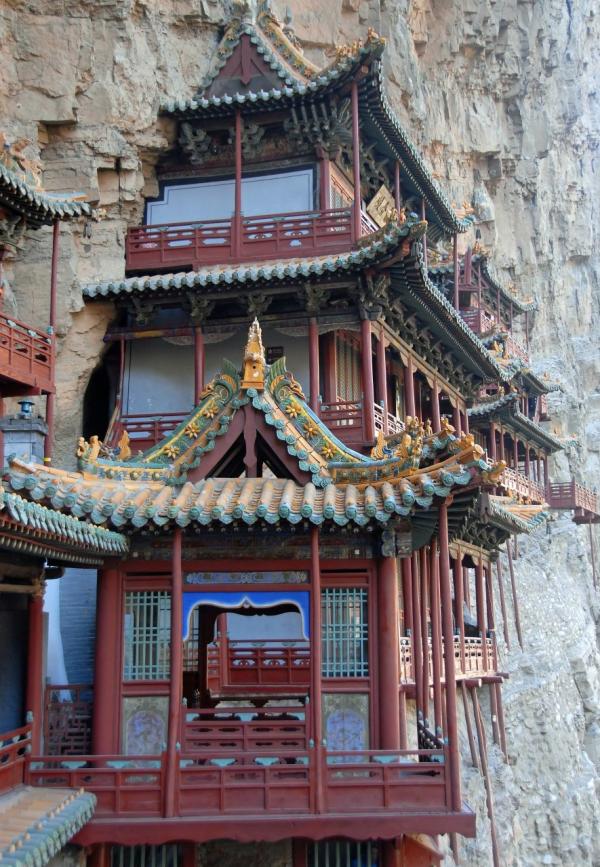 悬空寺没有千吨地基,只有数根木柱支撑。