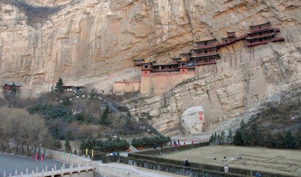 悬空寺,半天高,三根马尾空中吊。