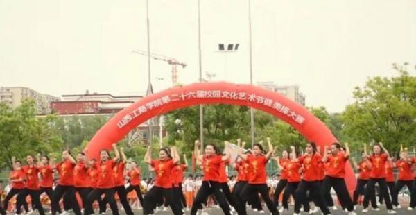 山西工商学院网站发布的消息,该校近期举办了第二十六届校园文化节,其中在一张健美操节目中,学生穿的衣服就是这款红色中国龙T恤,款式和件数也都与网友爆料相同。