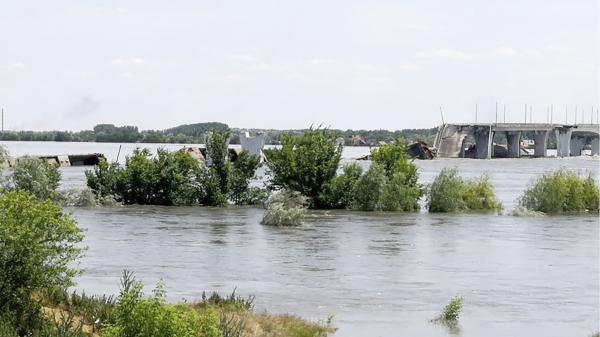 6月6日,卡霍夫卡水电站水坝决堤后,赫尔松郊区安东诺夫斯基大桥附近被洪水淹没。(OLEG TUCHYNSKY/AFP/Getty Images)