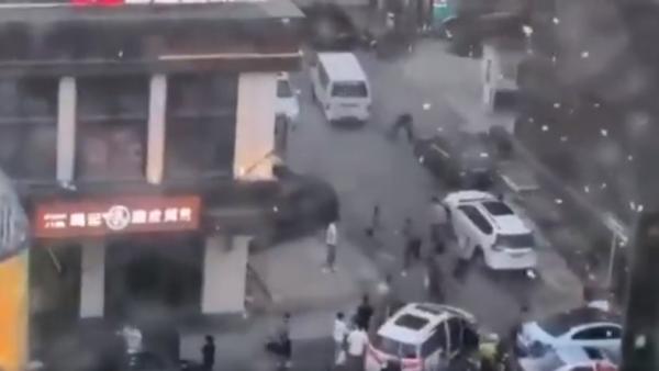 6月8日,辽宁省沈阳市繁华地段中街一名男子在高楼窗外撒钱和申诉书,