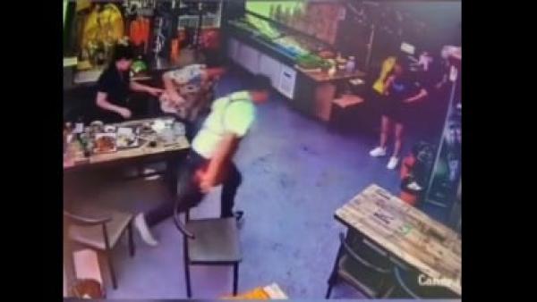 上海深夜发生地震,一饭店正在用餐的民众拿着筷子撒腿就路。(图片来源:视频截图)