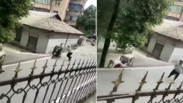 湖南交警暴力执法,将摩托车连人带车推下高坡。(图片来源:视频截图)