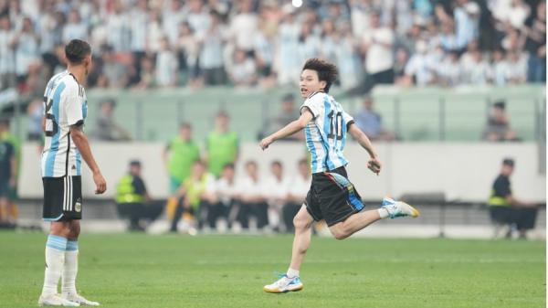 15日晚突然一穿着梅西球衣的疯狂中国球迷窜入场内拥抱他并与保安展开追逐。(图片来源:Fred Lee/Getty Images)