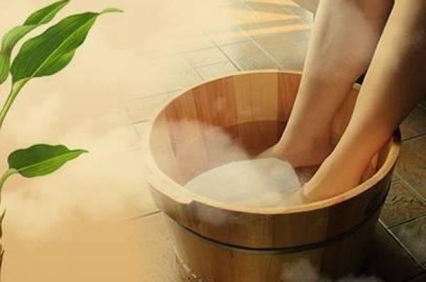 泡脚能够加快血液循环,有助于达到增强人体运动能力的效果。(图片来源:网图)