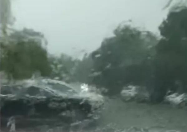 大陆媒体17日消息,昨夜今晨福州雷声阵阵、大雨倾盆,(图片来源:翻拍网图)