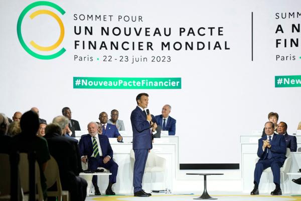 法国总统马克龙(中)在巴黎峰会上讲话。(EWIS JOLY/POOL/AFP via Getty Images)