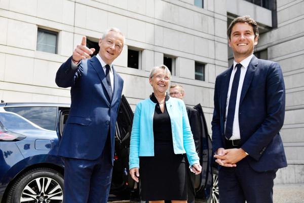 6月19日,法国经济部长勒梅尔(左)与经济部部长级代表阿塔尔(右)在政府公共财政会上迎接法国总理伯尔纳(中)。法国政府将为平衡公共支出和缓解国家债务节省100亿欧元的开支。(ULIEN DE ROSA/AFP via Getty Images)