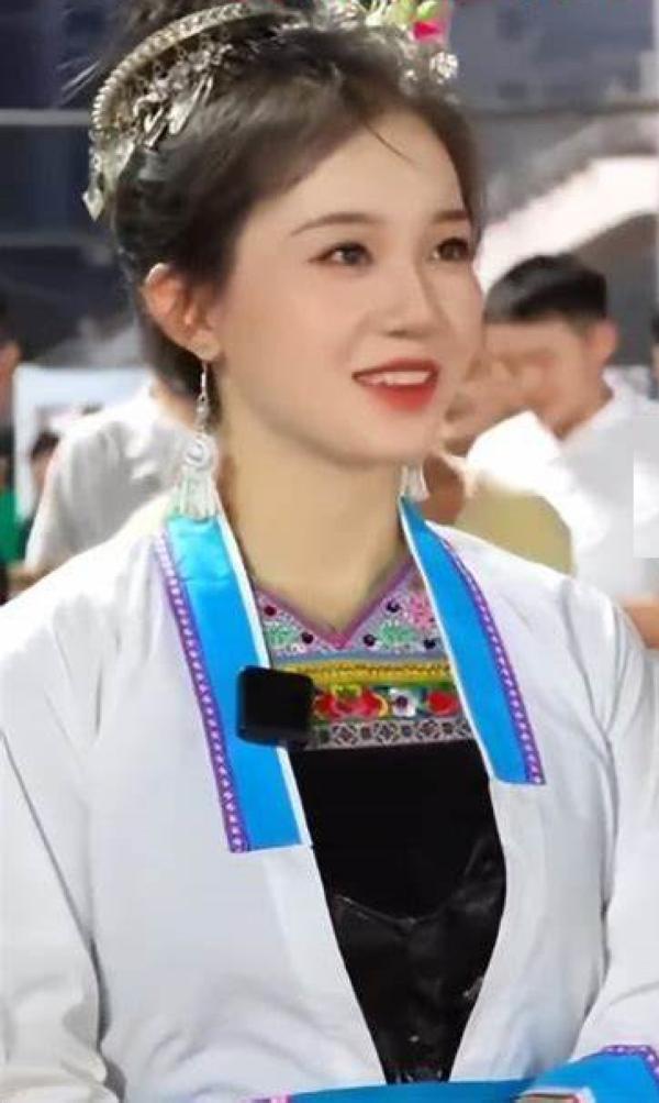 “村超”女主持人一夕走红。