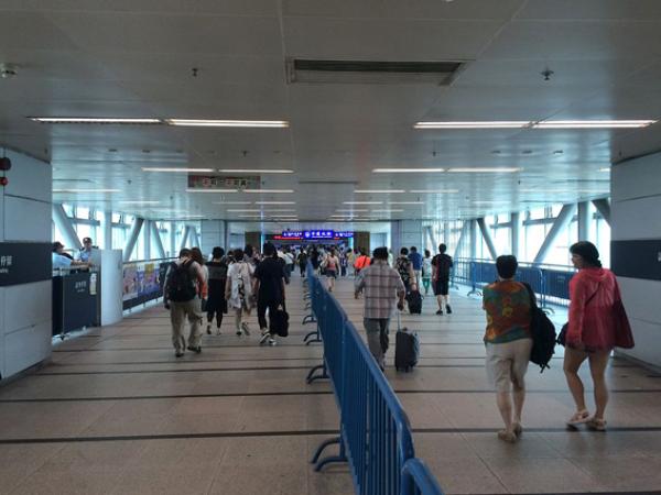 罗湖站与罗湖口岸之间的人行天桥(Wpcpey/wikipeda/CC BY-SA 4.0)