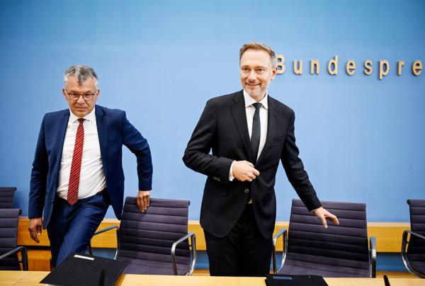 财长林德纳(右)和国务秘书加泽5日举行新闻发布会,介绍2024年联邦预算草案。(TOBIAS SCHWARZ/AFP via Getty Images)