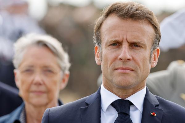 法国总理博尔内(Elisabeth Borne)与总统马克龙(Emmanuel Macron)(LUDOVIC MARIN/POOL/AFP via Getty Images)
