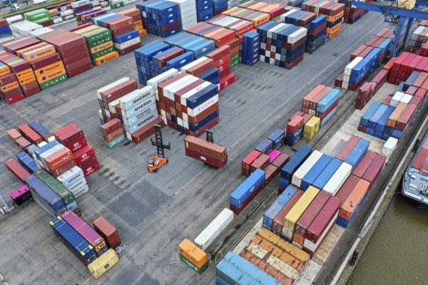 图为德国杜伊斯堡的海港码头的集装箱。(INA FASSBENDER/AFP via Getty Images)