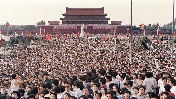 1989年6月2日,大量学生和市民聚集在北京天安门广场。(CATHERINE HENRIETTE/AFP via Getty Image)