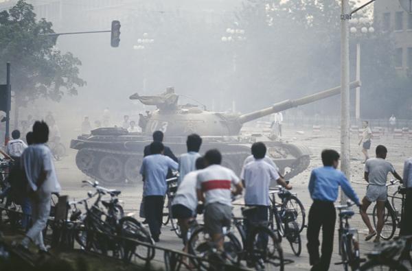 六四事件中的坦克车(Jacques Langevin /Getty Images)