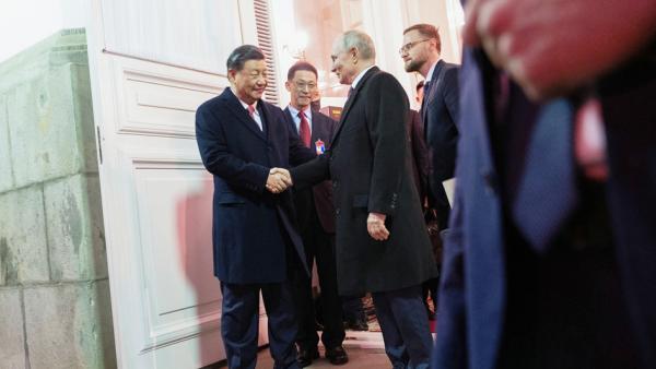 今年3月21日,在莫斯科克里姆林宫举行的会谈后,俄罗斯总统普京为习近平送行。(PAVEL BYRKIN/SPUTNIK/AFP via Getty Images)