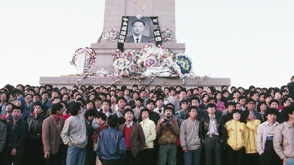 胡耀邦逝世,中国学生哀悼。(Getty Images)