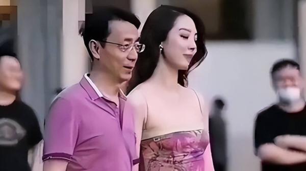 中石油旗下公司高管胡继勇与美艳女下属牵手逛街被曝光后，双双遭停职。（图片来源：视频截图）