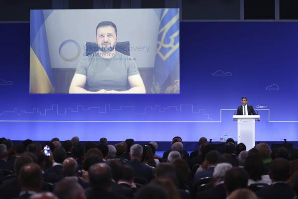 2023年6月21日,在英国伦敦举行的乌克兰复兴会议第一天的开幕式上,乌克兰总统泽连斯基出现在屏幕上。(Henry Nicholls - WPA Pool/Getty Images)