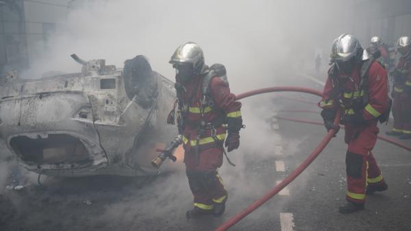 法国大暴动延烧市长家遭纵火,非裔少年外婆喊话“别把他的死当借口”。(图片来源:Abdulmonam Eassa/ Getty Images)