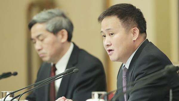 潘功胜(右)(Getty Images)