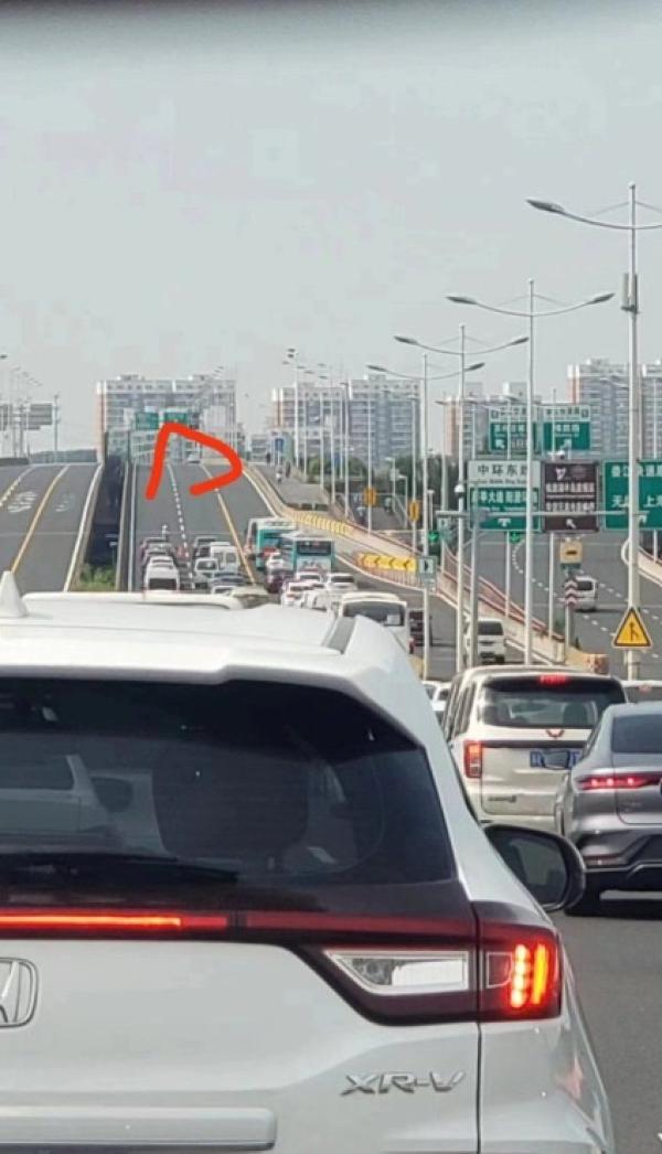 苏州一处立交桥上交通管制。（图片来源：网路截图）